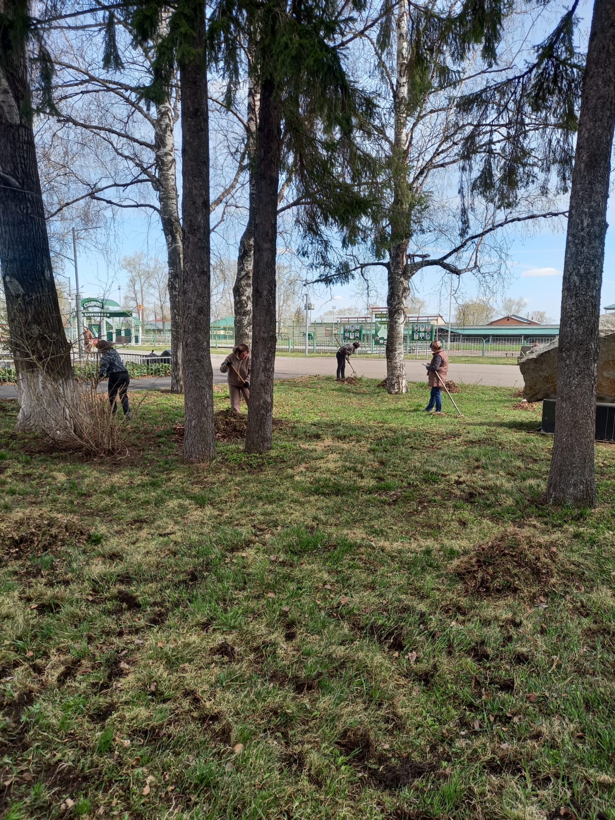 В  Бакчарском районе организации района проводят  субботники по уборке прилегающих территорий. Размещаем фото с места событий..